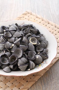 Fil kulaklı kek Endonezya 'nın geleneksel pastalarından biridir. Benzersiz bir şekli, tatlı, lezzetli ve çıtır çıtır bir tadı var. Şekil adına uygun: Fil kulakları..