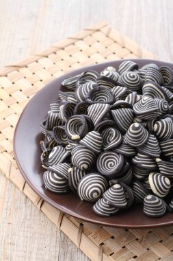 Fil kulaklı kek Endonezya 'nın geleneksel pastalarından biridir. Benzersiz bir şekli, tatlı, lezzetli ve çıtır çıtır bir tadı var. Şekil adına uygun: Fil kulakları..