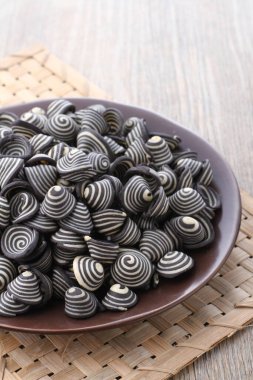 Fil kulaklı kek Endonezya 'nın geleneksel pastalarından biridir. Benzersiz bir şekli, tatlı, lezzetli ve çıtır çıtır bir tadı var. Şekil adına uygun: Fil kulakları..