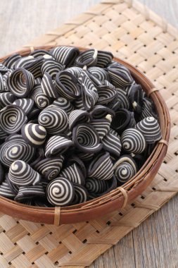 Fil kulaklı kek Endonezya 'nın geleneksel pastalarından biridir. Benzersiz bir şekli, tatlı, lezzetli ve çıtır çıtır bir tadı var. Şekil adına uygun: Fil kulakları..