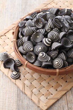 Fil kulaklı kek Endonezya 'nın geleneksel pastalarından biridir. Benzersiz bir şekli, tatlı, lezzetli ve çıtır çıtır bir tadı var. Şekil adına uygun: Fil kulakları..