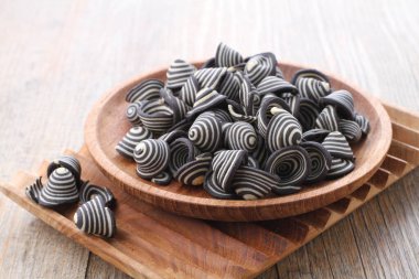 Fil kulaklı kek Endonezya 'nın geleneksel pastalarından biridir. Benzersiz bir şekli, tatlı, lezzetli ve çıtır çıtır bir tadı var. Şekil adına uygun: Fil kulakları..