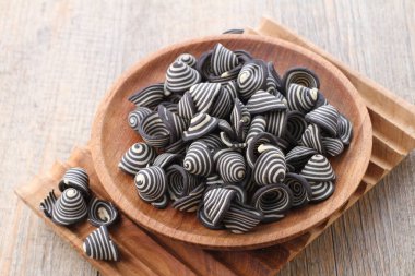 Fil kulaklı kek Endonezya 'nın geleneksel pastalarından biridir. Benzersiz bir şekli, tatlı, lezzetli ve çıtır çıtır bir tadı var. Şekil adına uygun: Fil kulakları..