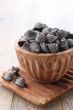 Fil kulaklı kek Endonezya 'nın geleneksel pastalarından biridir. Benzersiz bir şekli, tatlı, lezzetli ve çıtır çıtır bir tadı var. Şekil adına uygun: Fil kulakları..