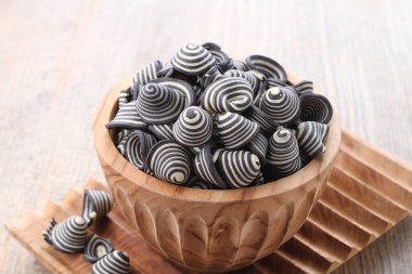 Fil kulaklı kek Endonezya 'nın geleneksel pastalarından biridir. Benzersiz bir şekli, tatlı, lezzetli ve çıtır çıtır bir tadı var. Şekil adına uygun: Fil kulakları..