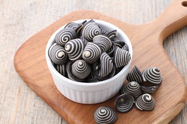 Fil kulaklı kek Endonezya 'nın geleneksel pastalarından biridir. Benzersiz bir şekli, tatlı, lezzetli ve çıtır çıtır bir tadı var. Şekil adına uygun: Fil kulakları..