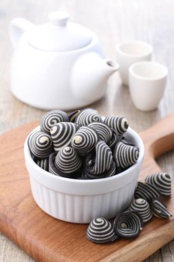 Fil kulaklı kek Endonezya 'nın geleneksel pastalarından biridir. Benzersiz bir şekli, tatlı, lezzetli ve çıtır çıtır bir tadı var. Şekil adına uygun: Fil kulakları..