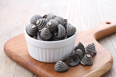 Fil kulaklı kek Endonezya 'nın geleneksel pastalarından biridir. Benzersiz bir şekli, tatlı, lezzetli ve çıtır çıtır bir tadı var. Şekil adına uygun: Fil kulakları..