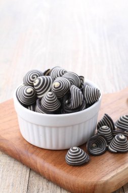 Fil kulaklı kek Endonezya 'nın geleneksel pastalarından biridir. Benzersiz bir şekli, tatlı, lezzetli ve çıtır çıtır bir tadı var. Şekil adına uygun: Fil kulakları..