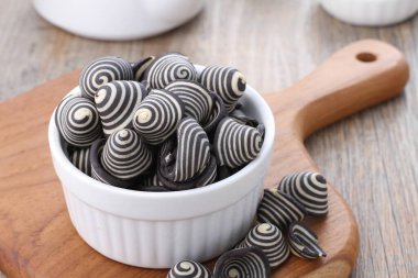 Fil kulaklı kek Endonezya 'nın geleneksel pastalarından biridir. Benzersiz bir şekli, tatlı, lezzetli ve çıtır çıtır bir tadı var. Şekil adına uygun: Fil kulakları..