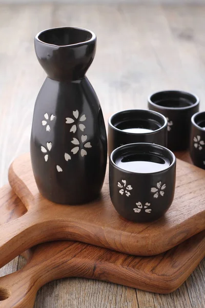 Kiraz çiçekli siyah çay demliği.