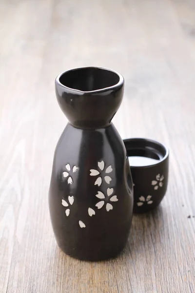 木桌上的陶瓷壶 — 图库照片