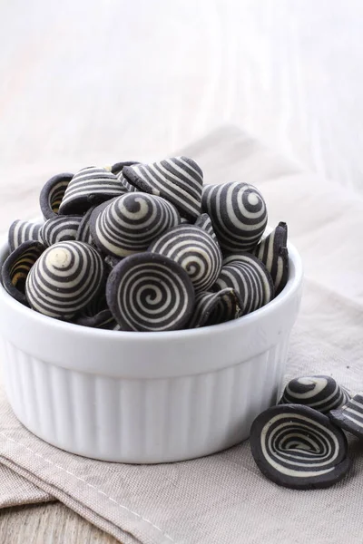 Fil kulaklı kek Endonezya 'nın geleneksel pastalarından biridir. Benzersiz bir şekli, tatlı, lezzetli ve çıtır çıtır bir tadı var. Şekil adına uygun: Fil kulakları..