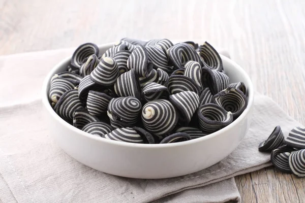 Fil kulaklı kek Endonezya 'nın geleneksel pastalarından biridir. Benzersiz bir şekli, tatlı, lezzetli ve çıtır çıtır bir tadı var. Şekil adına uygun: Fil kulakları..