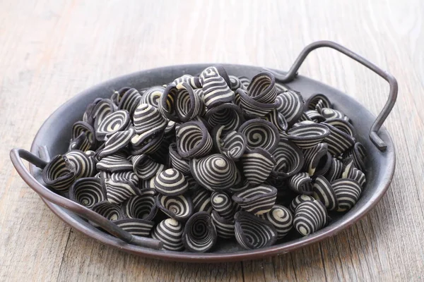 Fil kulaklı kek Endonezya 'nın geleneksel pastalarından biridir. Benzersiz bir şekli, tatlı, lezzetli ve çıtır çıtır bir tadı var. Şekil adına uygun: Fil kulakları..