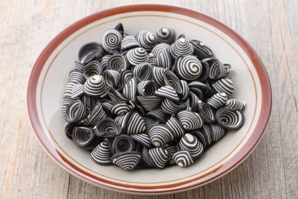 Fil kulaklı kek Endonezya 'nın geleneksel pastalarından biridir. Benzersiz bir şekli, tatlı, lezzetli ve çıtır çıtır bir tadı var. Şekil adına uygun: Fil kulakları..