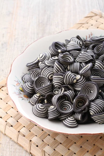 Fil kulaklı kek Endonezya 'nın geleneksel pastalarından biridir. Benzersiz bir şekli, tatlı, lezzetli ve çıtır çıtır bir tadı var. Şekil adına uygun: Fil kulakları..