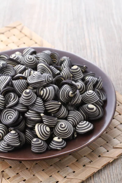 Fil kulaklı kek Endonezya 'nın geleneksel pastalarından biridir. Benzersiz bir şekli, tatlı, lezzetli ve çıtır çıtır bir tadı var. Şekil adına uygun: Fil kulakları..