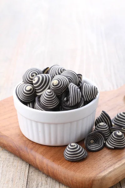 Fil kulaklı kek Endonezya 'nın geleneksel pastalarından biridir. Benzersiz bir şekli, tatlı, lezzetli ve çıtır çıtır bir tadı var. Şekil adına uygun: Fil kulakları..