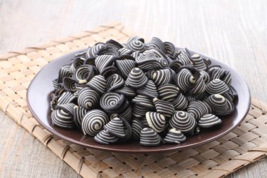 Ahşap arka plan üzerinde çikolata cupcakes