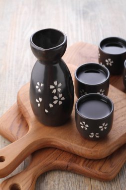 Bir fincan çay ve beyaz arka planda tahta kaşıkla bir kase.