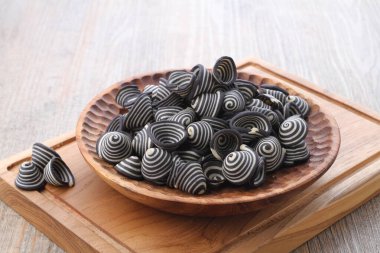 pastel de chocolate sobre fondo de madera