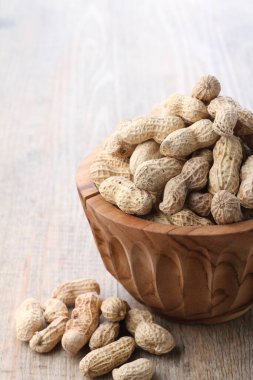 Köy arka planında ahşap bir kasede yer fıstığı