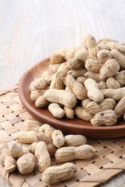 Tahtada fıstık ve fıstık var.