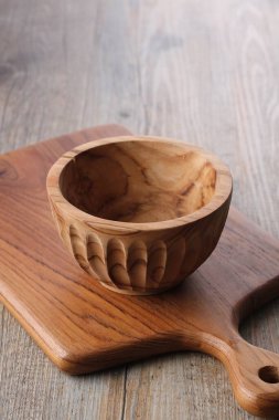 Ahşap masa zemininde boş beyaz seramik çanak ve metin için kopyalama alanı