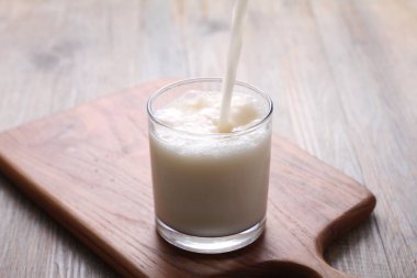 Ahşap zemin üzerine sütlü buzlu kahve