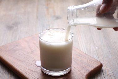 Tahta zemin üzerine süt dökmek