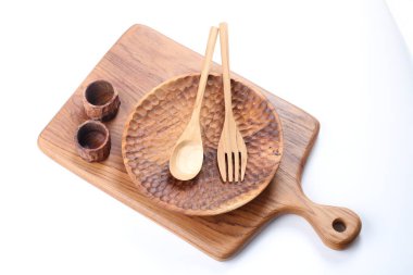 Tahta kaşık ve çatal beyaz arkaplanda