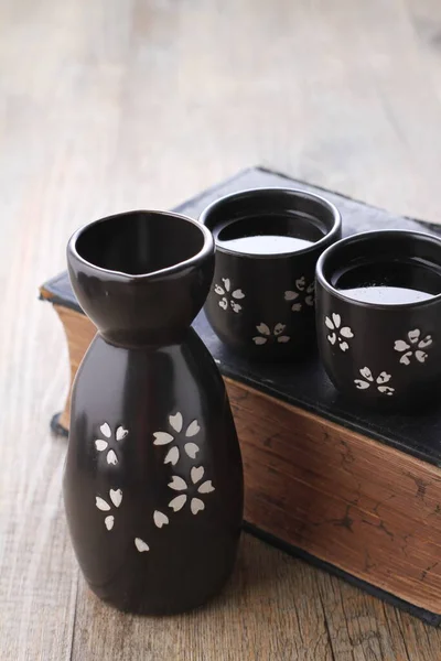 陶瓷杯和木制底座咖啡 — 图库照片