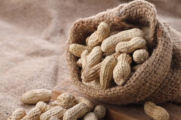 Cacahuètes Dans Sac Sur Fond Bois — Photo