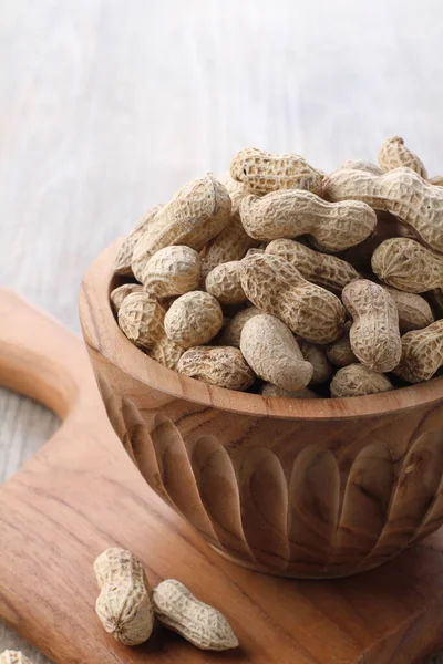 Cacahuètes Dans Bol Bois Sur Fond Rustique — Photo