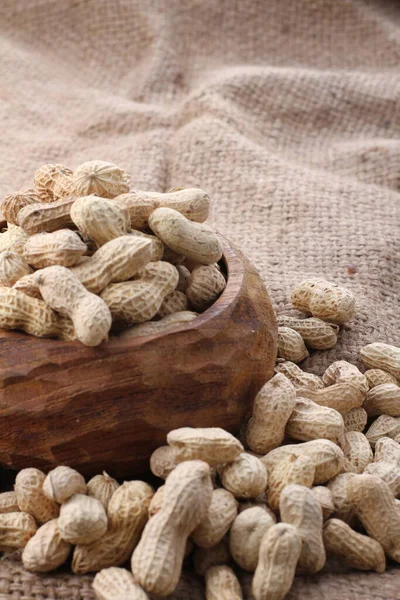 Cacahuètes Dans Bol Bois Sur Fond Rustique — Photo