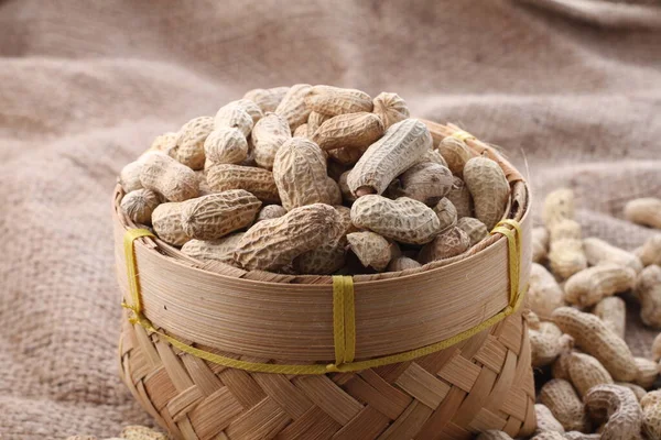 Cacahuètes Dans Bol Bois Foyer Doux Sélectif — Photo