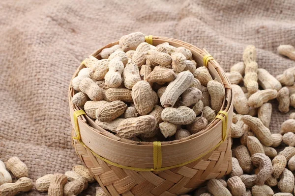 Cacahuètes Dans Sac Sur Fond Bois — Photo