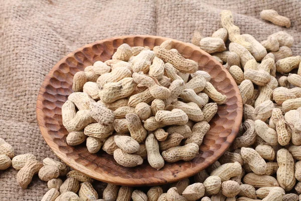 Cacahuètes Dans Bol Sur Fond Bois — Photo