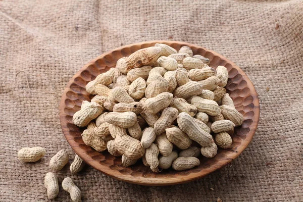 Cacahuètes Dans Bol Sur Fond Bois — Photo