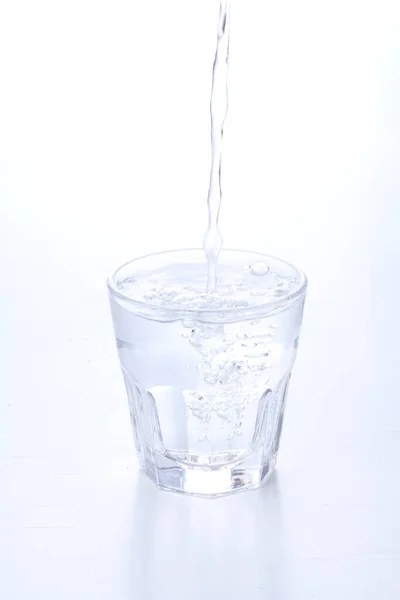 Hälla Vatten Glas Vit Bakgrund — Stockfoto