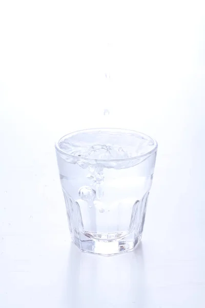 Percikan Air Dalam Gelas Pada Latar Belakang Putih — Stok Foto