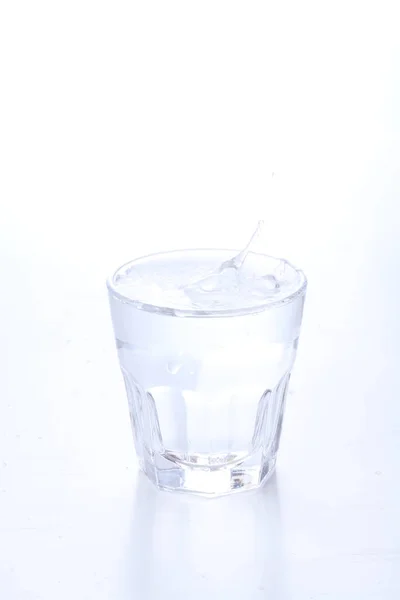 Glas Vitt Vin Med Vatten Stänk Isolerad Bakgrund — Stockfoto