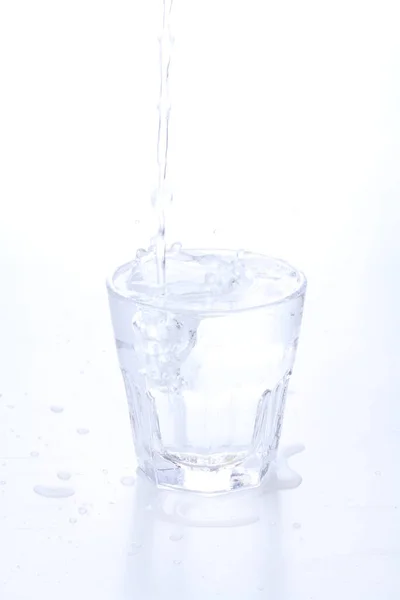 Наливаємо Воду Склянку Білому Тлі — стокове фото