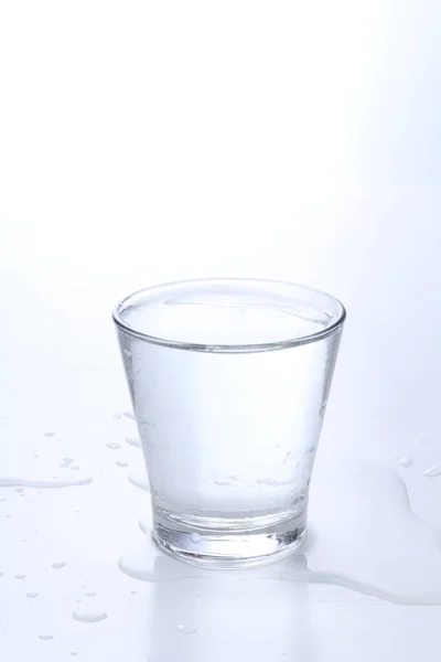 Glas Vatten Vit Bakgrund — Stockfoto