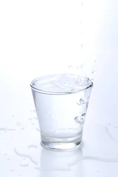 Bicchiere Acqua Con Ghiaccio Fondo Bianco — Foto Stock