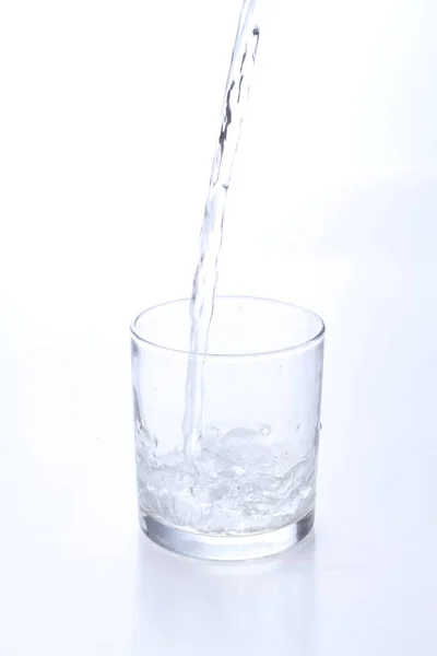 白い背景にボトルとコップの水が隔離されたガラスは — ストック写真