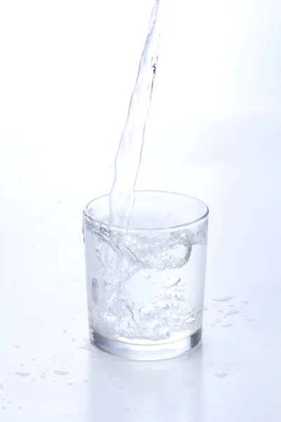 Gelas Air Dengan Latar Belakang Putih — Stok Foto