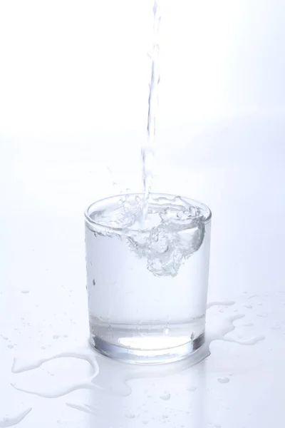 Menuangkan Air Dalam Gelas — Stok Foto