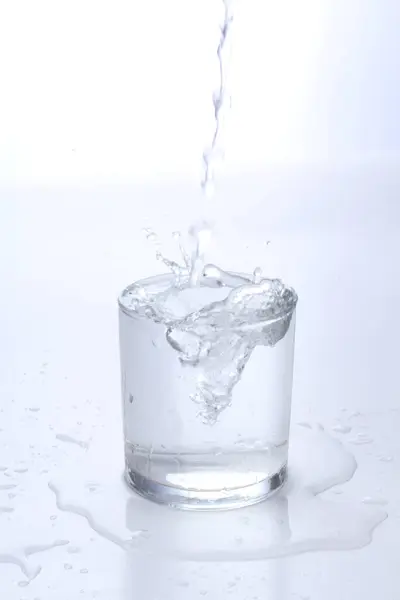Tiro Close Uma Gota Água Doce Fundo Branco — Fotografia de Stock
